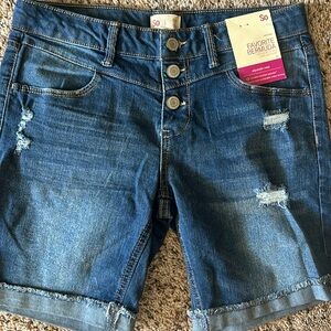 NWT size 14 SO brand. Mid rise.adjustable waist. 7” inseam. Snap closure.